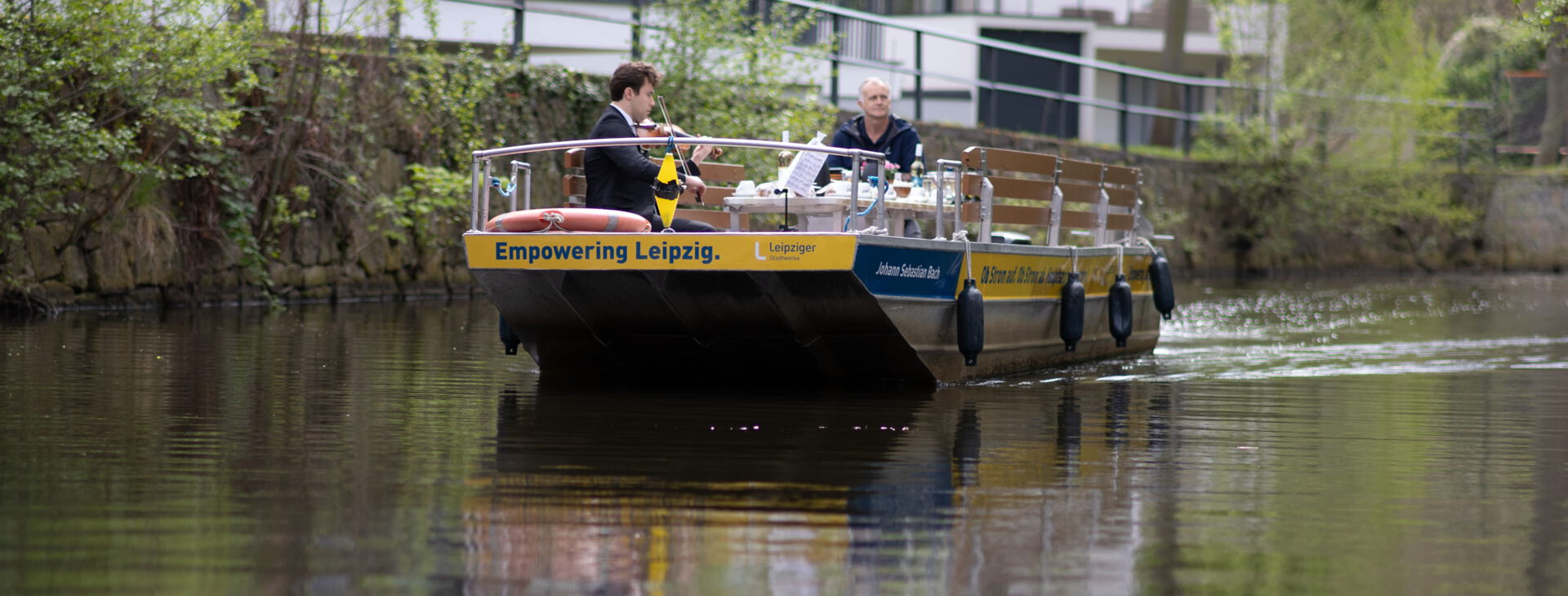 Motorboot fährt auf der Bachtour über Leipzigs Wasserwege mit Geiger an Bord